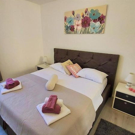 Apartment Punta Omis Luaran gambar